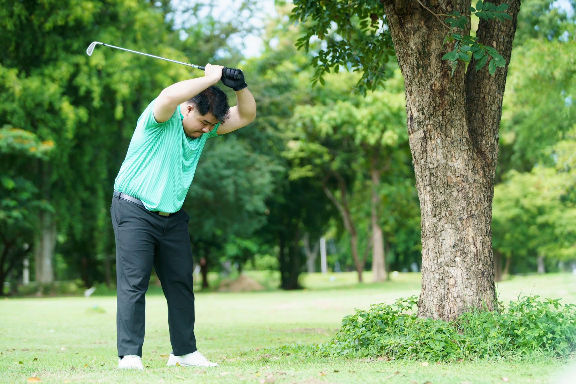Man is playing golf in morning.